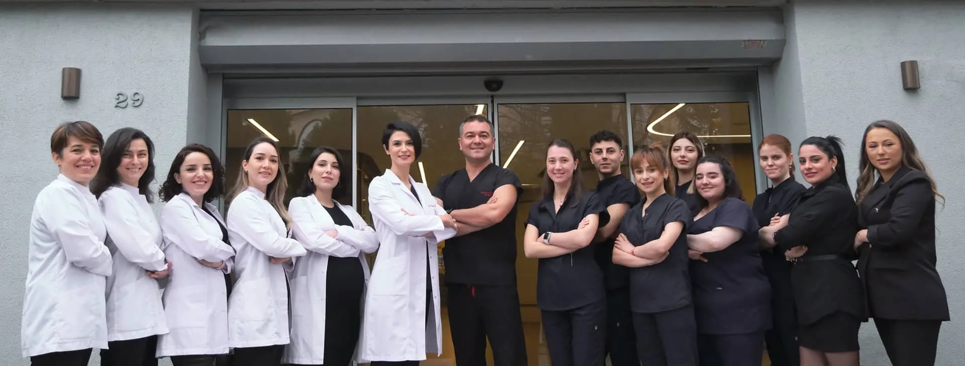 Klinik 29 hekim ve çalışan ekibi, Altunizade