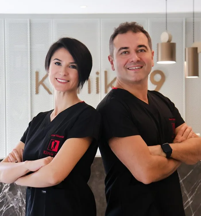 Siyah forma giymiş iki klinik çalışanı, Klinik 29 yazısı önünde
